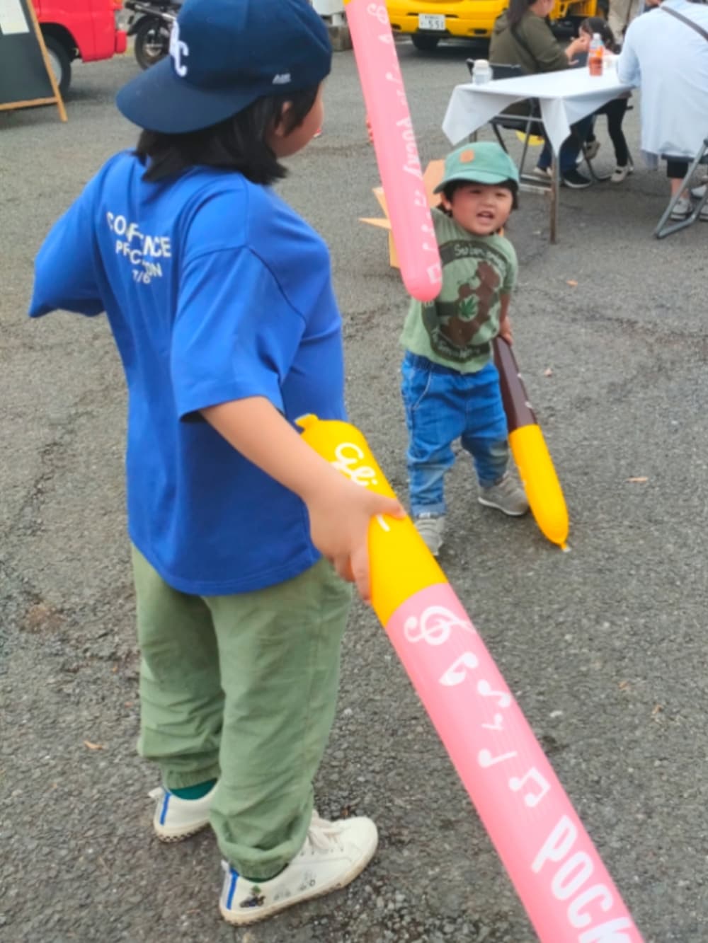 ブルー系のTシャツ/カットソー、グリーン系のパンツ、ホワイト系のスニーカーを着用したキッズの春コーディネートの2枚目の写真