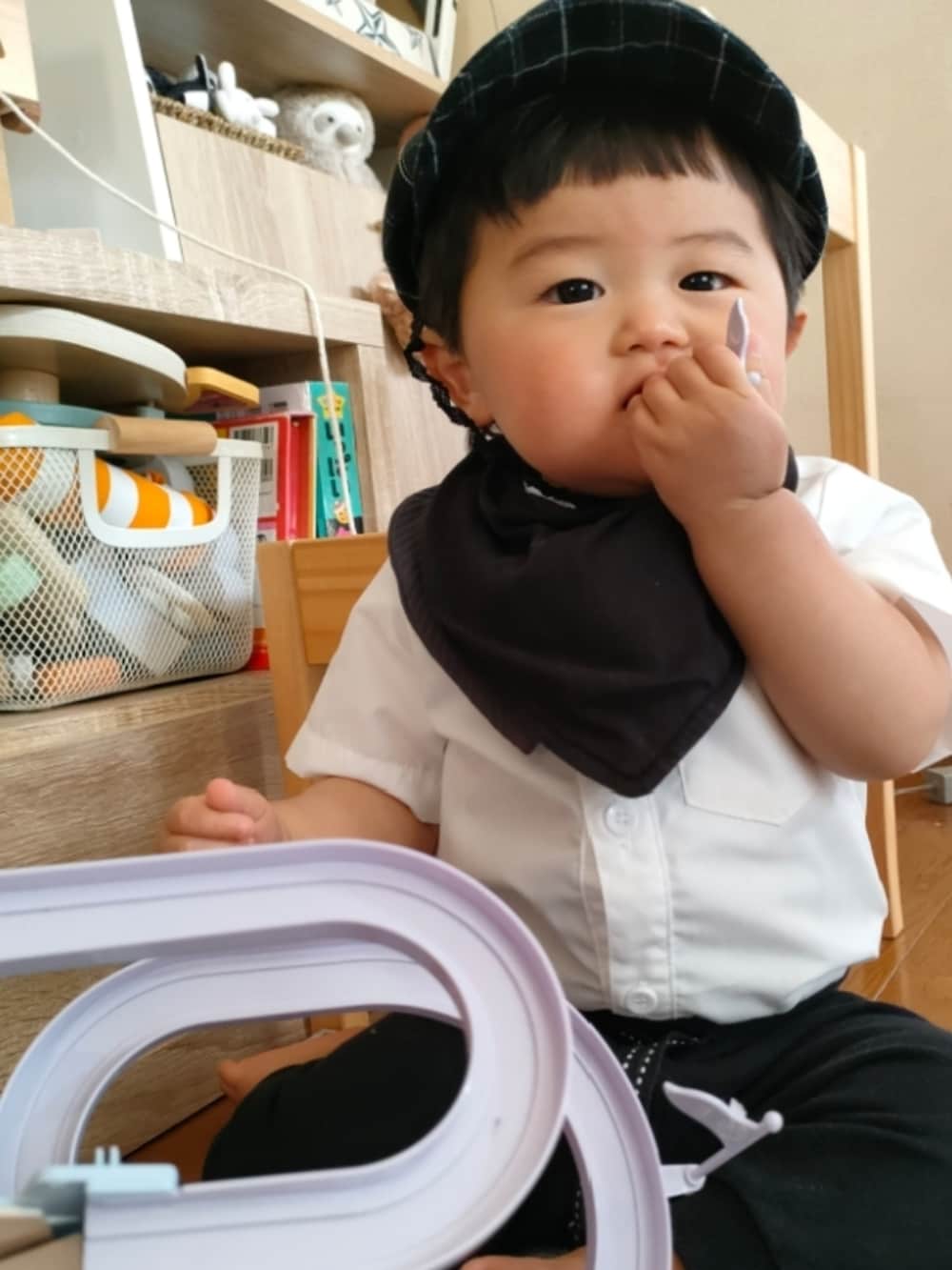 ブラック系のシャツ/ブラウス、ホワイト系のTシャツ/カットソー、ブラック系のパンツを着用したキッズの春コーディネートの3枚目の写真