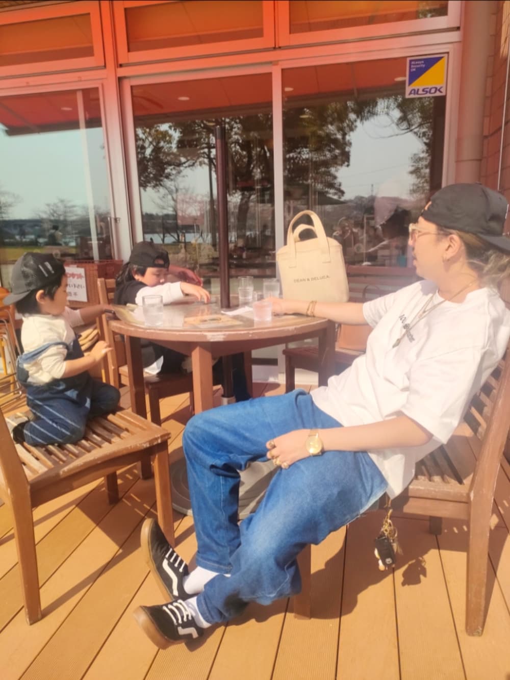 ブルー系のサロペット/オーバーオール、ホワイト系のスニーカー、ブルー系のデニムパンツを着用したキッズの春コーディネートの3枚目の写真