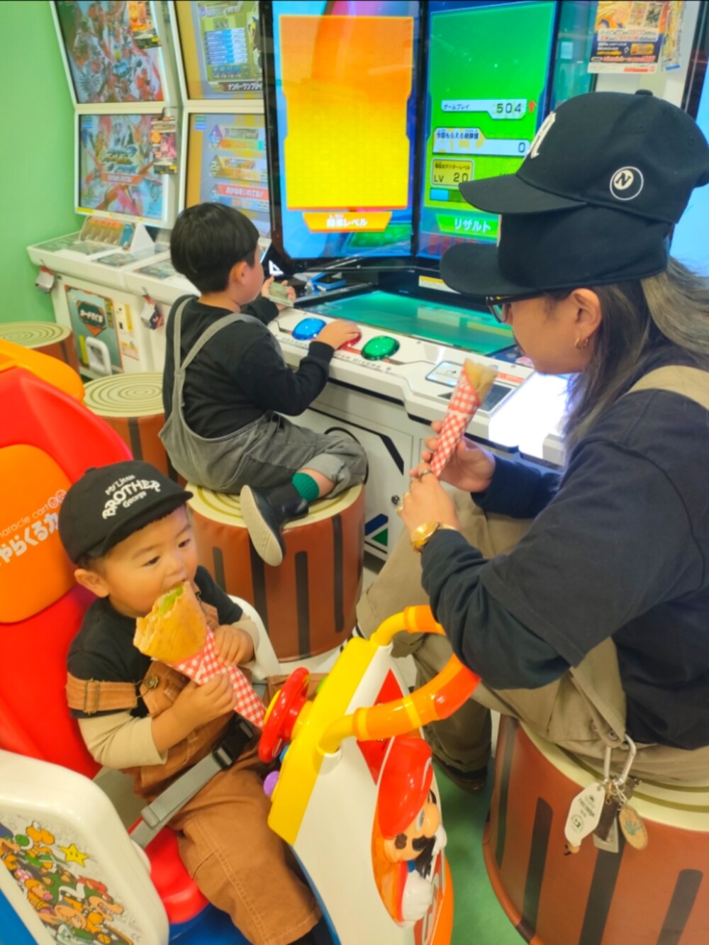 ブラック系のTシャツ/カットソー、グレー系のサロペット/オーバーオール、ブラック系のトップスを着用したキッズの春コーディネートの3枚目の写真