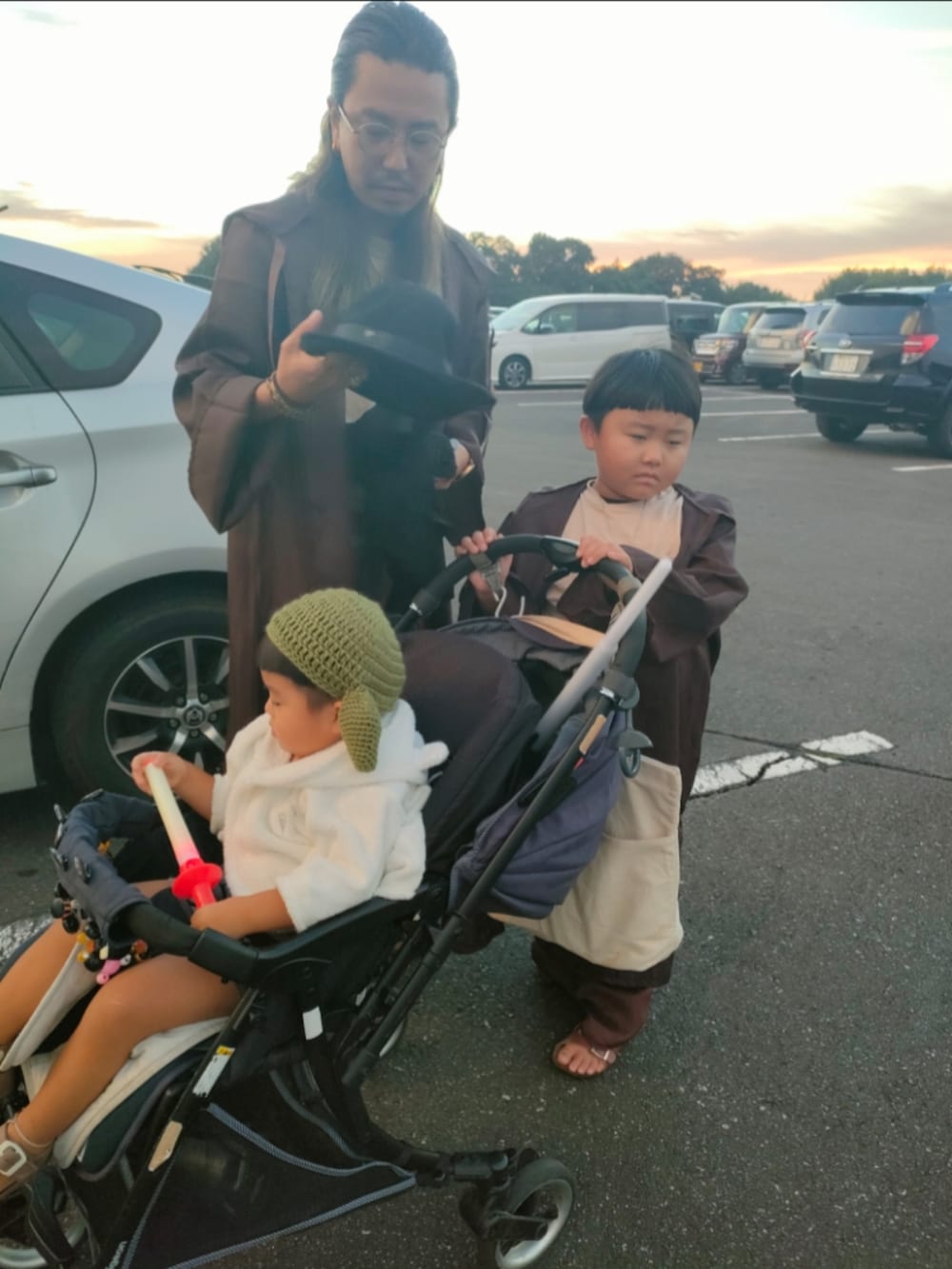 ブラウン系のパンツ、ブラウン系のサンダル、ブラウン系のママ＆ベビーを着用したキッズの秋コーディネートの2枚目の写真