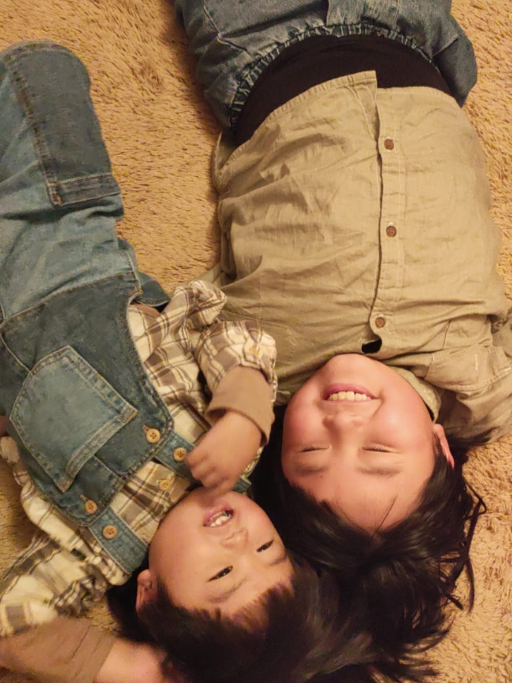 グリーン系のシャツ/ブラウス、ブルー系のパンツ、グレー系のスニーカーを着用したキッズの春コーディネートの5枚目の写真