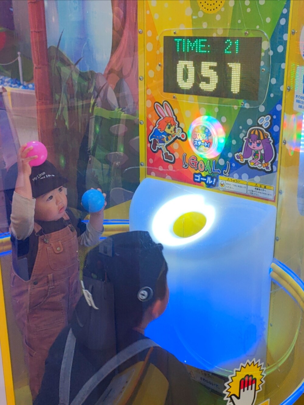 ブラック系のTシャツ/カットソー、グレー系のサロペット/オーバーオール、ブラック系のトップスを着用したキッズの春コーディネートの4枚目の写真