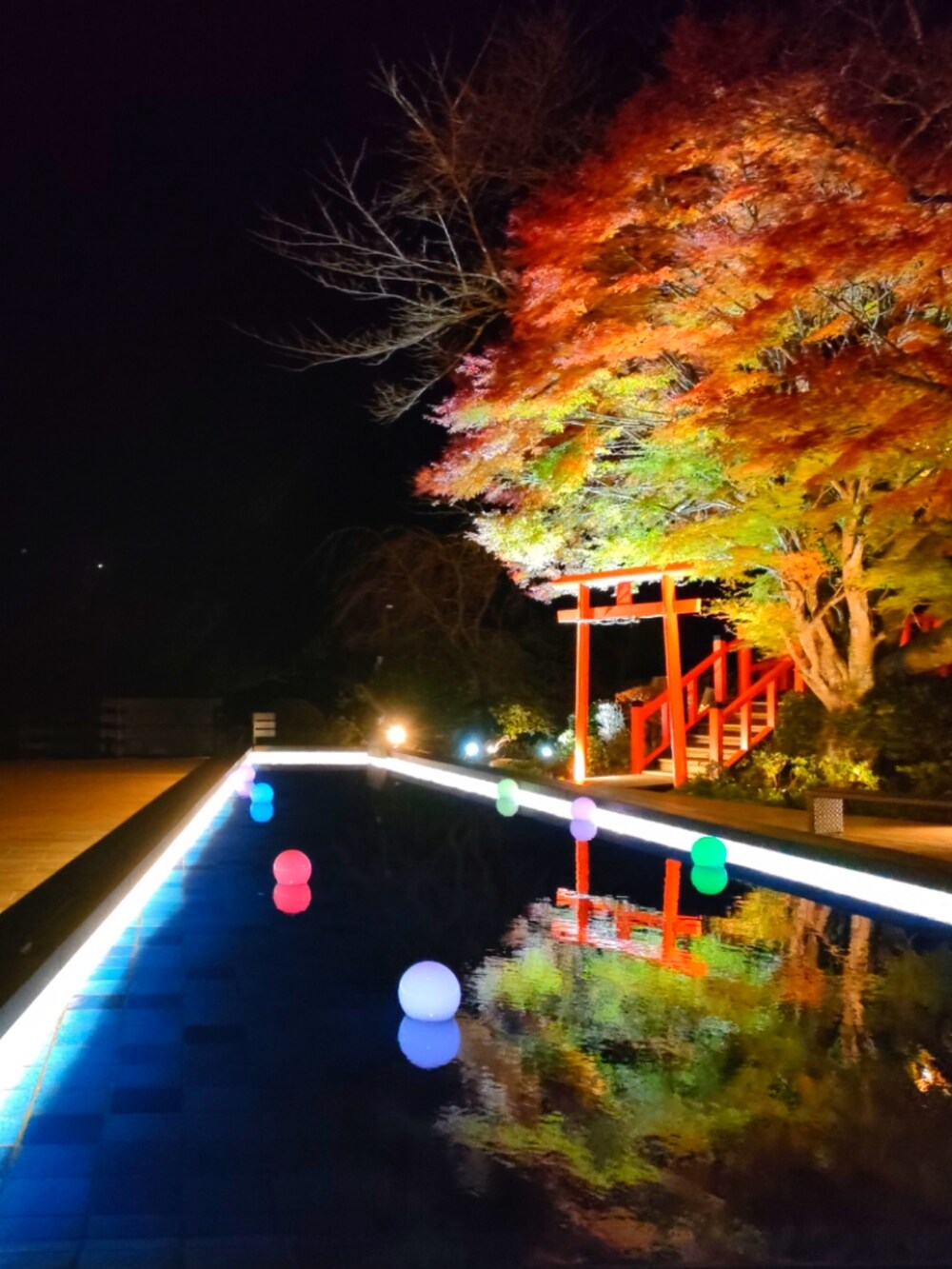 ブルー系のサロペット/オーバーオール、グリーン系のニット/セーター、ホワイト系のニット/セーターを着用したキッズの冬コーディネートの5枚目の写真