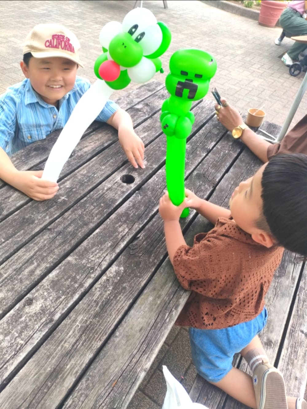 ブラウン系のシャツ/ブラウス、ブルー系のデニムパンツ、ベージュ系のスニーカーを着用したキッズの春コーディネートの4枚目の写真