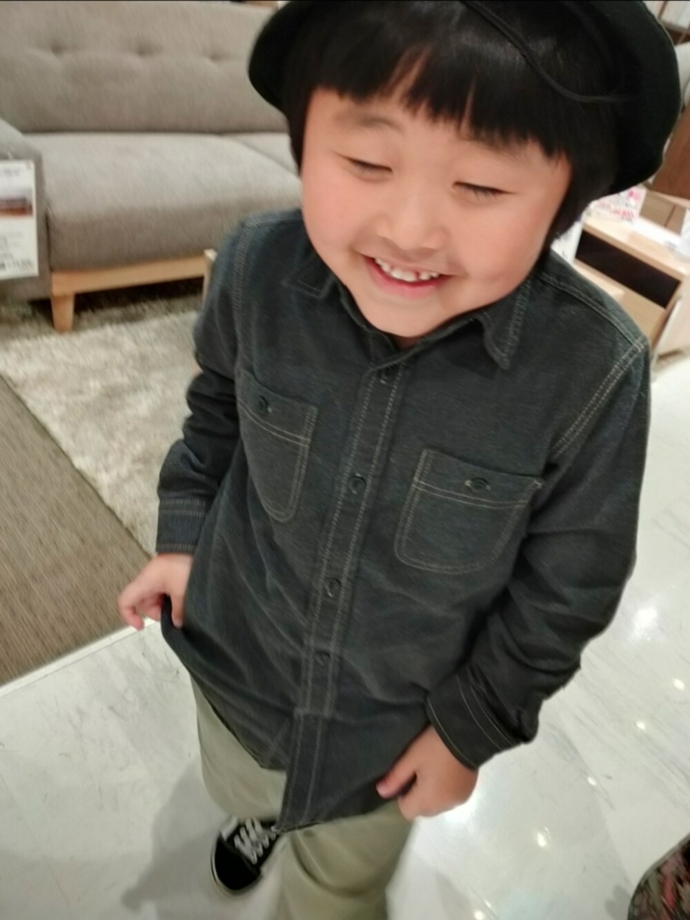 グリーン系のパンツ、ブラック系のスニーカー、グレー系のシャツ/ブラウスを着用したキッズの春コーディネートの2枚目の写真