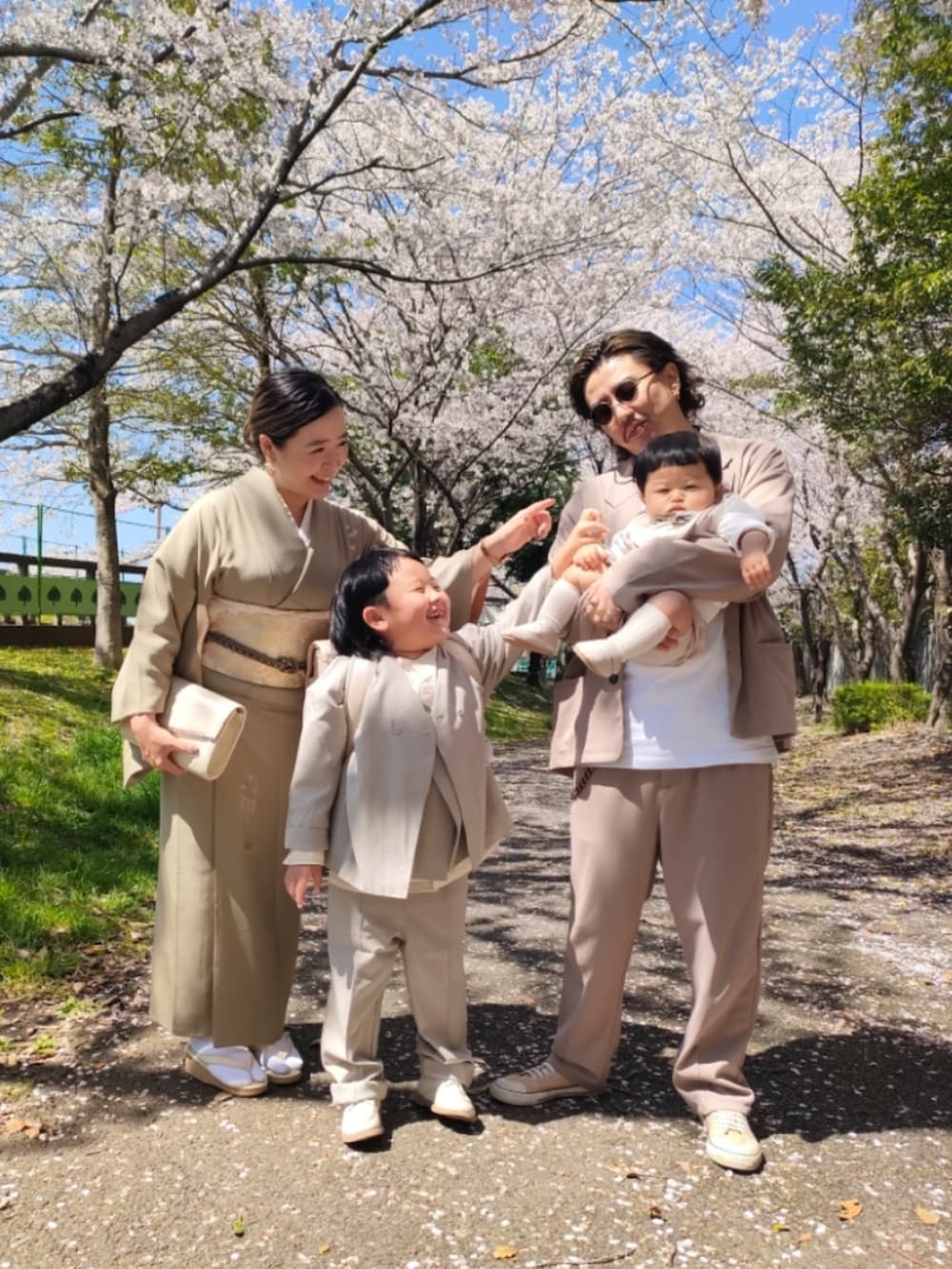 グレー系のスーツジャケット、グレー系のスーツベスト、グレー系のスーツパンツを着用したレディースの春コーディネートの4枚目の写真