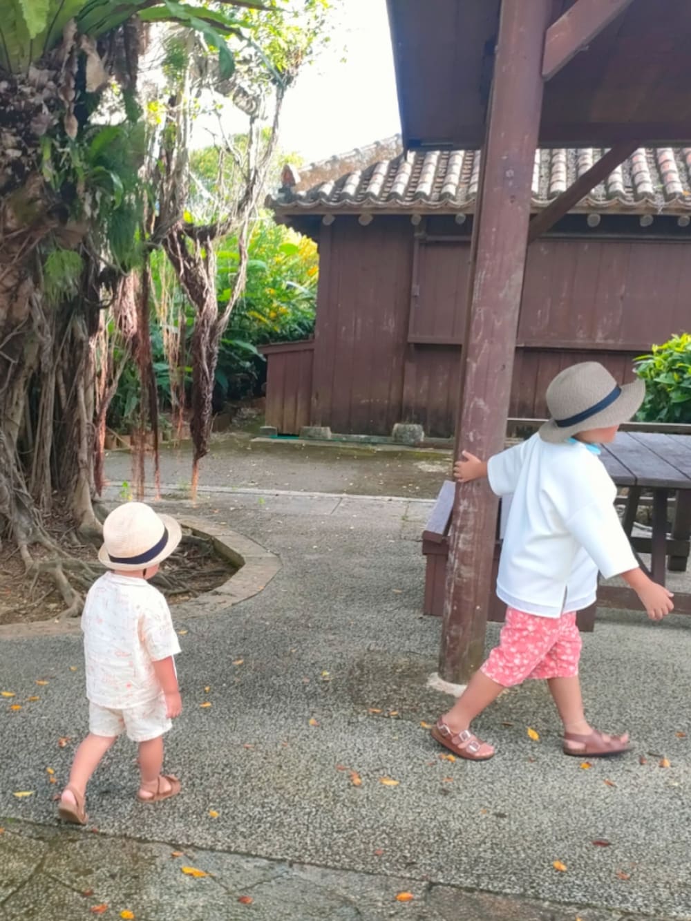 イエロー系のセットアップ、ブラウン系のサンダル、ホワイト系のTシャツ/カットソーを着用したキッズの夏コーディネートの2枚目の写真