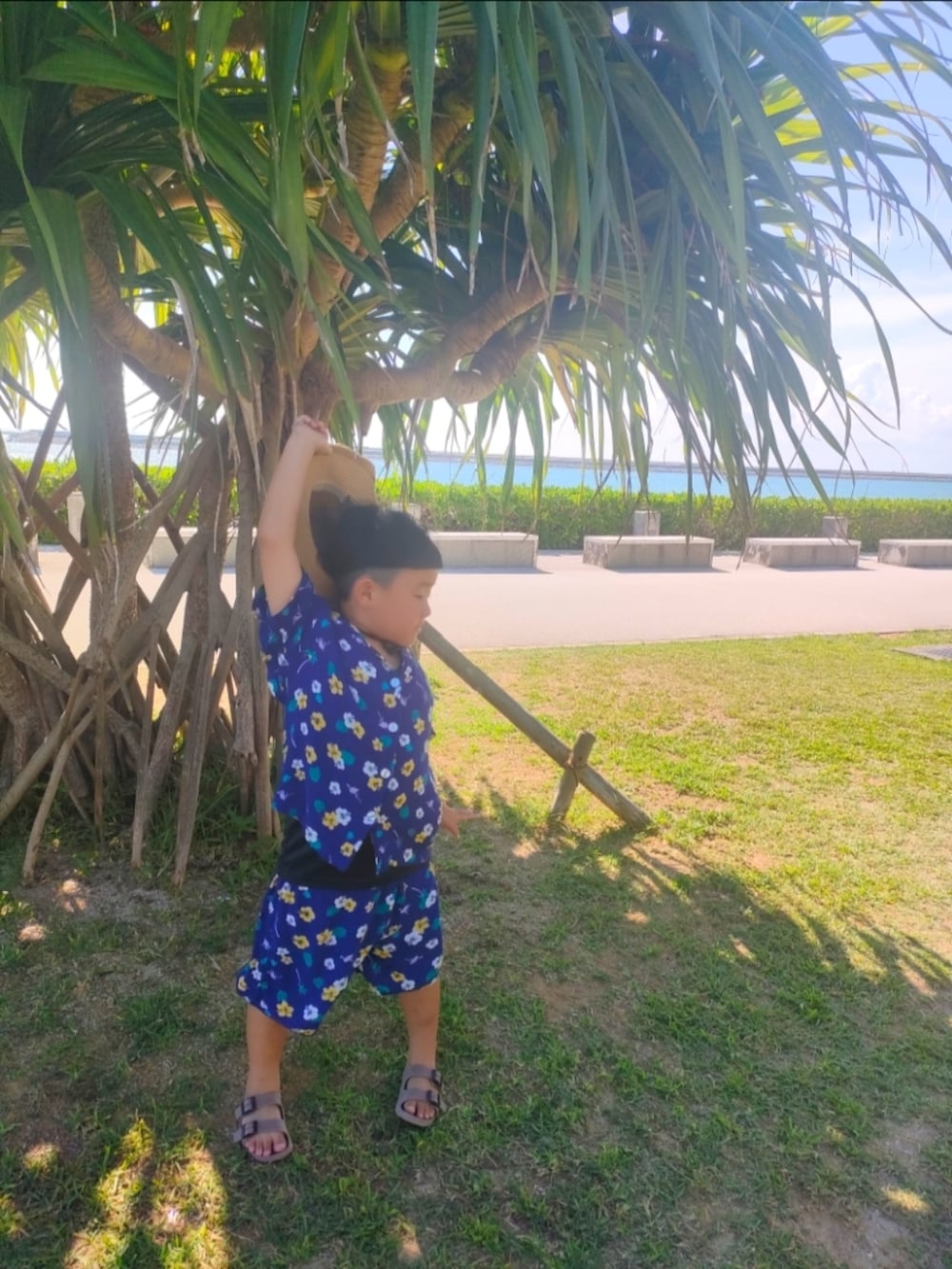 ブルー系のシャツ/ブラウス、ブルー系のその他パンツ、ベージュ系のスーツケース/キャリーバッグを着用したキッズの夏コーディネートの2枚目の写真