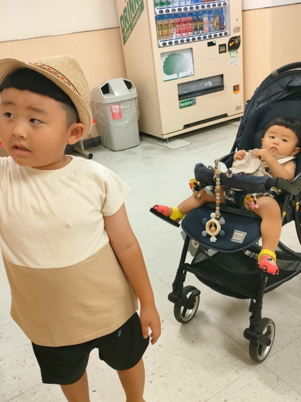 ベージュ系のTシャツ/カットソー、ブラック系のパンツ、ブラウン系のサンダルを着用したキッズの夏コーディネートの3枚目の写真