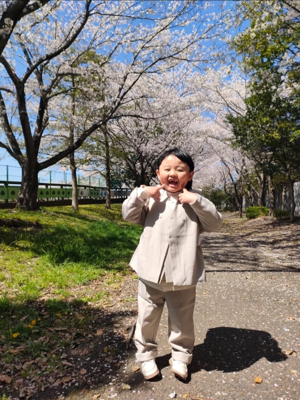 グレー系のスーツジャケット、グレー系のスーツベスト、グレー系のスーツパンツを着用したレディースの春コーディネートの3枚目の写真