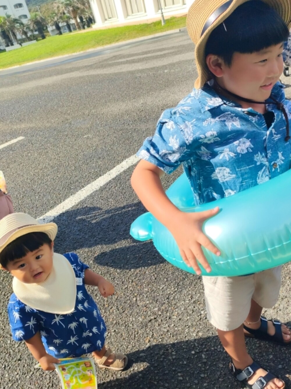 ホワイト系のパンツ、ブラック系のサンダル、ブルー系のシャツ/ブラウスを着用したキッズの秋コーディネートの2枚目の写真