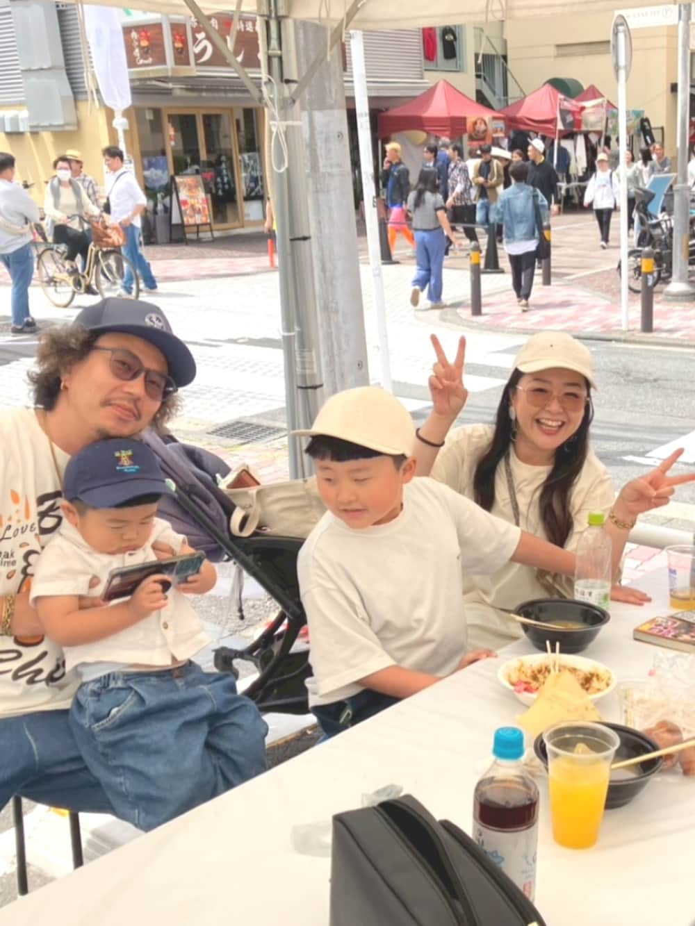 ホワイト系のTシャツ/カットソー、ブルー系のデニムパンツ、ホワイト系のスニーカーを着用したキッズの春コーディネートの5枚目の写真