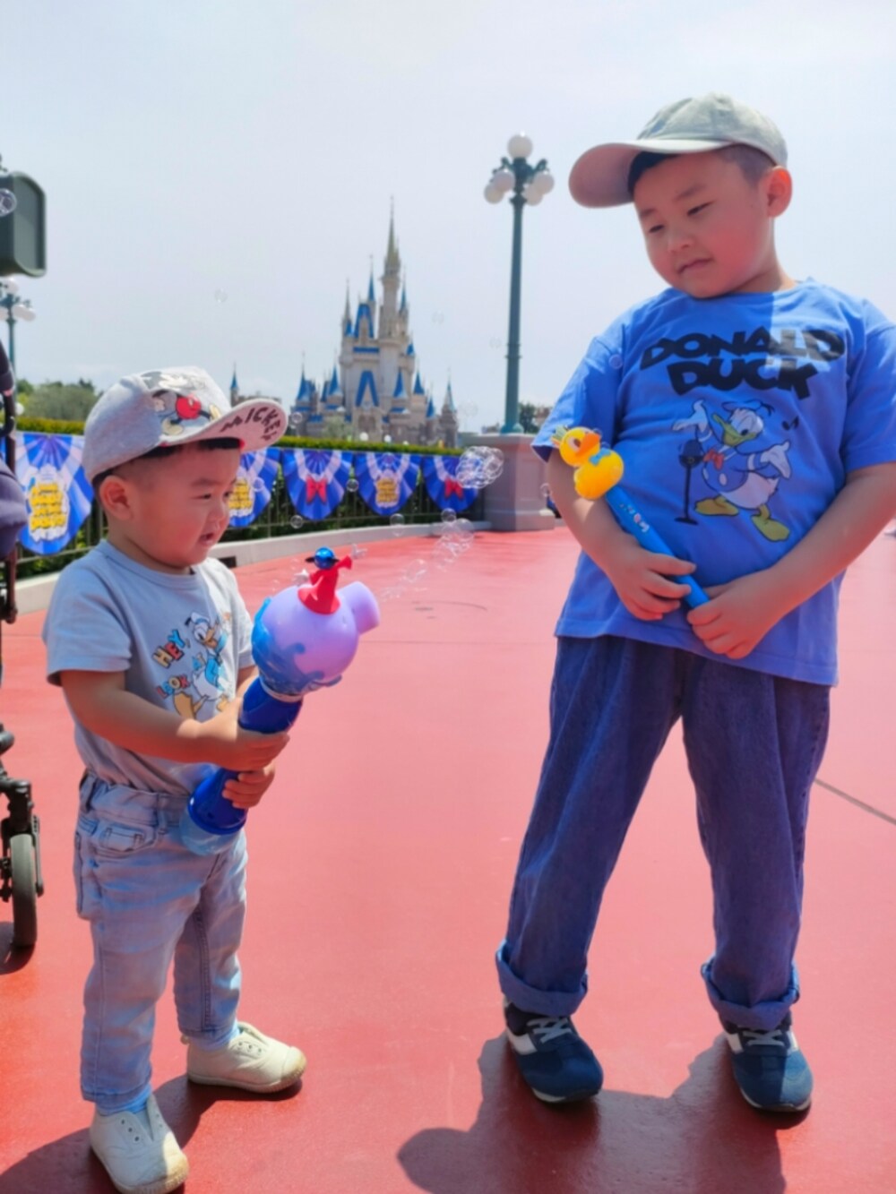 ブルー系のデニムパンツ、ホワイト系のスニーカー、ブルー系のTシャツ/カットソーを着用したキッズの春コーディネートの3枚目の写真