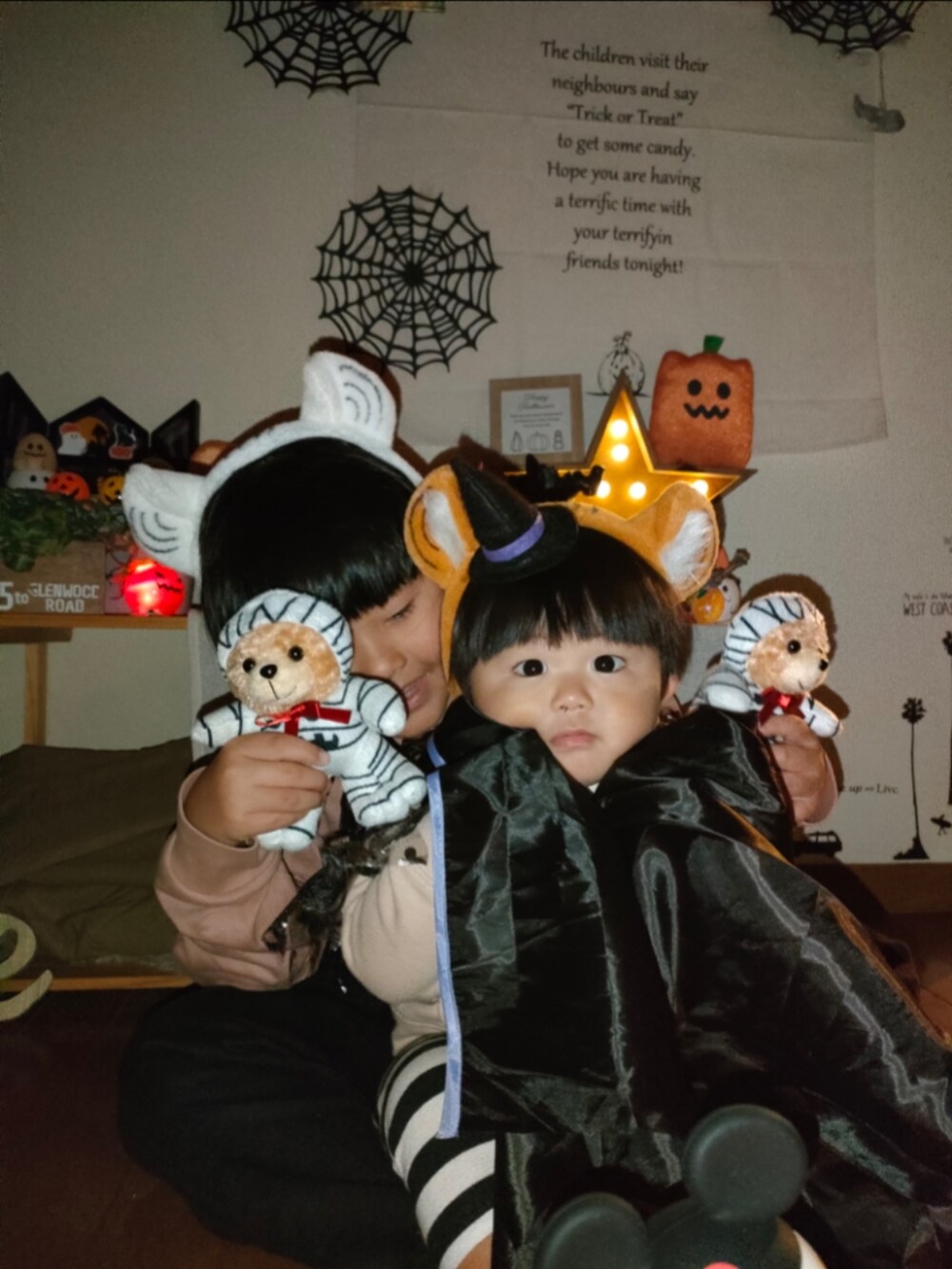 ブラック系のスタイ/よだれかけを着用したキッズの秋コーディネートの2枚目の写真