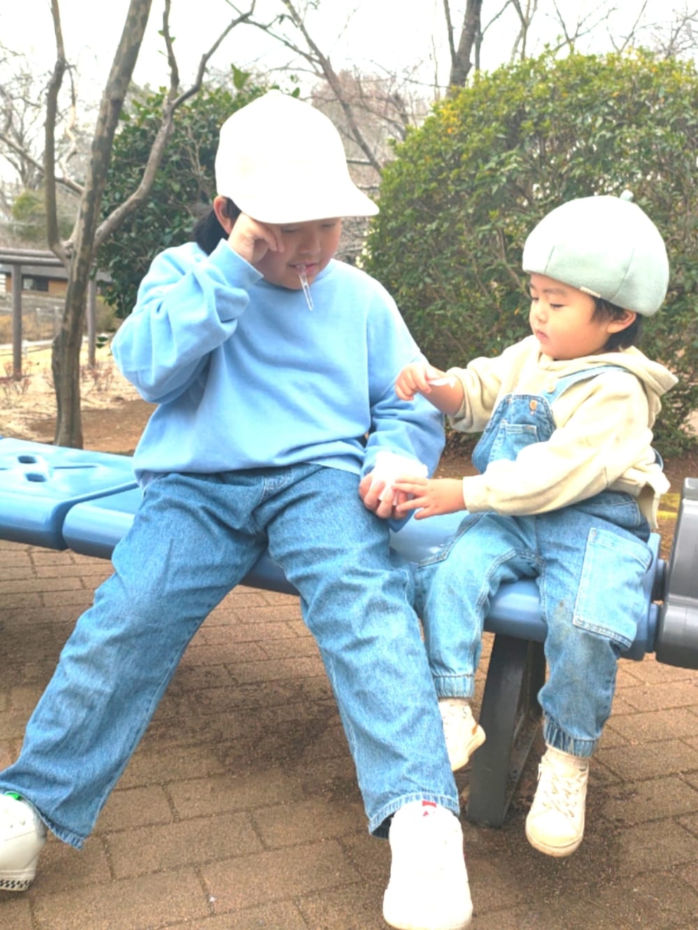 ブルー系のスウェット、ブルー系のデニムパンツ、ベージュ系のパーカーを着用したキッズの春コーディネートの5枚目の写真