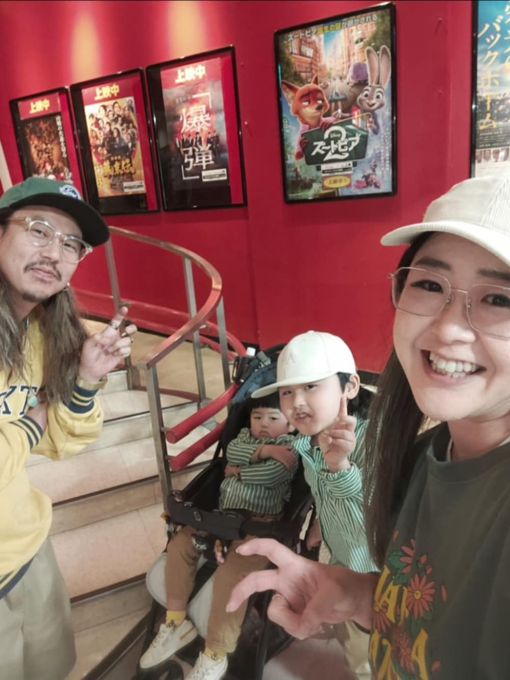 グリーン系のシャツ/ブラウス、ベージュ系のパンツ、ホワイト系のスニーカーを着用したキッズの冬コーディネートの5枚目の写真