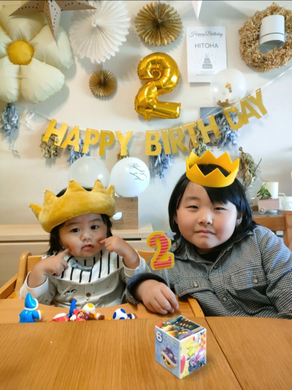 イエロー系のママ＆ベビー、ホワイト系のスタイ/よだれかけ、ホワイト系のコスチューム/パーティーグッズを着用したキッズの春コーディネートの4枚目の写真