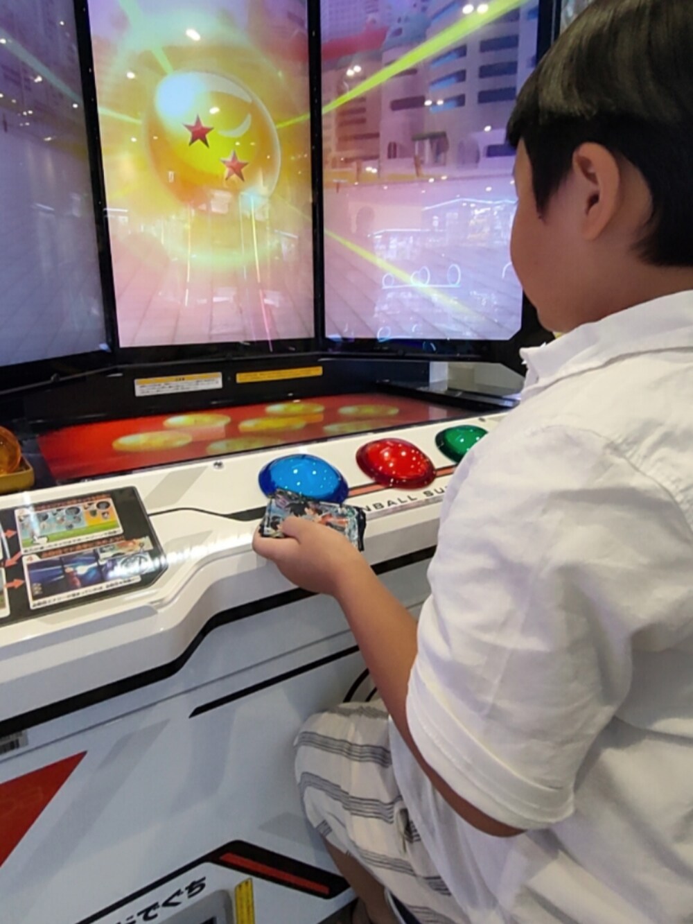 ホワイト系のベスト、ブラウン系のサンダル、ホワイト系のシャツ/ブラウスを着用したキッズの夏コーディネートの4枚目の写真