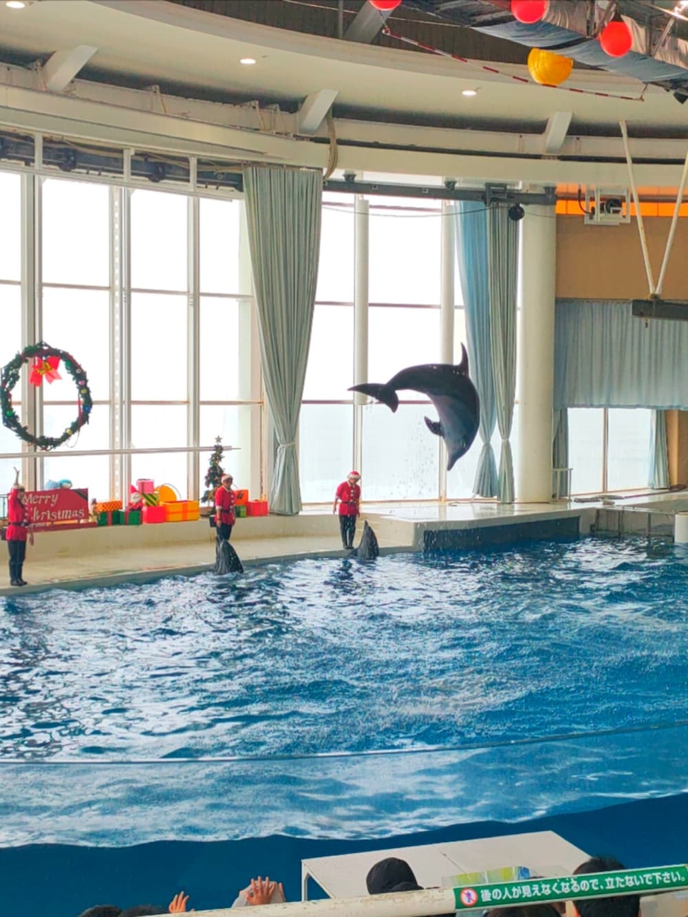 ブラック系のベスト、ベージュ系のシャツ/ブラウス、グレー系のベストを着用したキッズの冬コーディネートの5枚目の写真