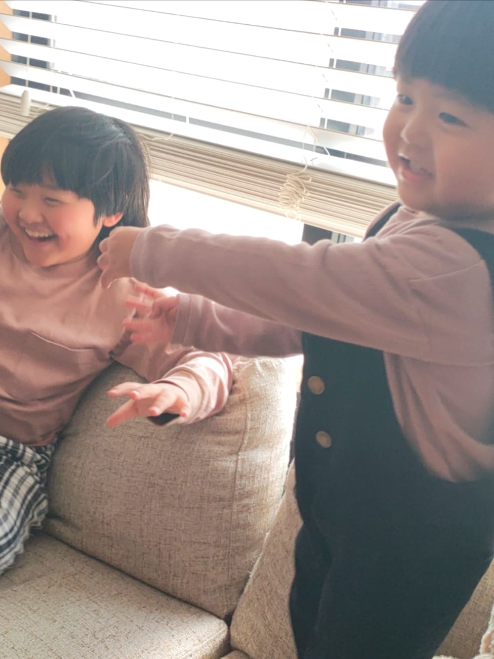 ピンク系のTシャツ/カットソー、ブラック系のその他パンツ、ピンク系のTシャツ/カットソーを着用したキッズの春コーディネートの3枚目の写真