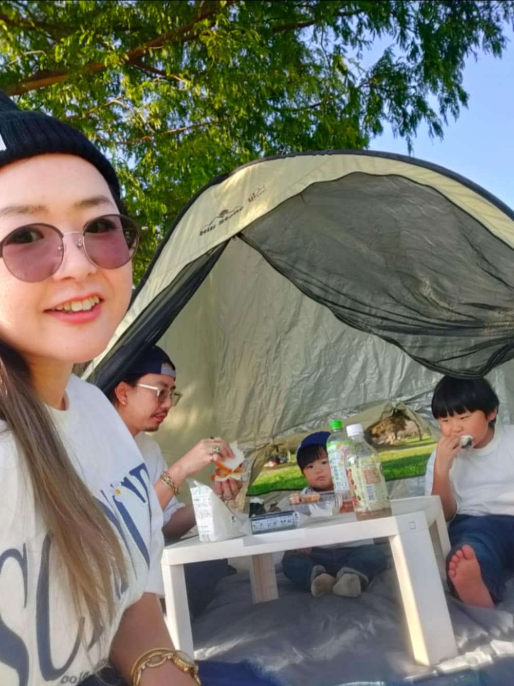 ホワイト系のTシャツ/カットソー、ブルー系のデニムパンツ、グレー系のスニーカーを着用したキッズの秋コーディネートの5枚目の写真