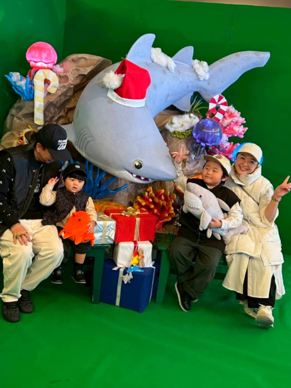 ブラック系のベスト、ベージュ系のシャツ/ブラウス、グレー系のベストを着用したキッズの冬コーディネートの4枚目の写真