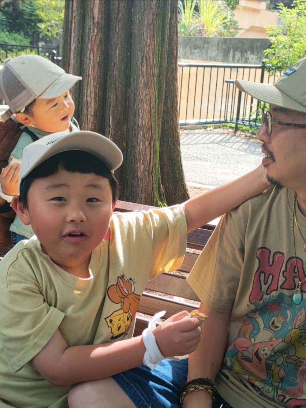 グリーン系のTシャツ/カットソー、ブルー系のデニムパンツ、ブラウン系のサンダルを着用したキッズの夏コーディネートの4枚目の写真