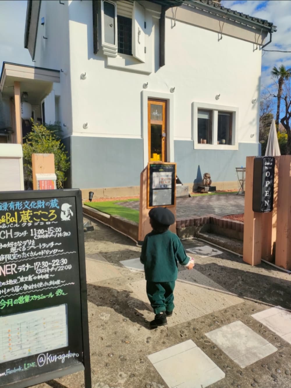 グリーン系のセットアップ、ブラック系のブーツ、ブラック系のハンチング/ベレー帽を着用したキッズの冬コーディネートの5枚目の写真