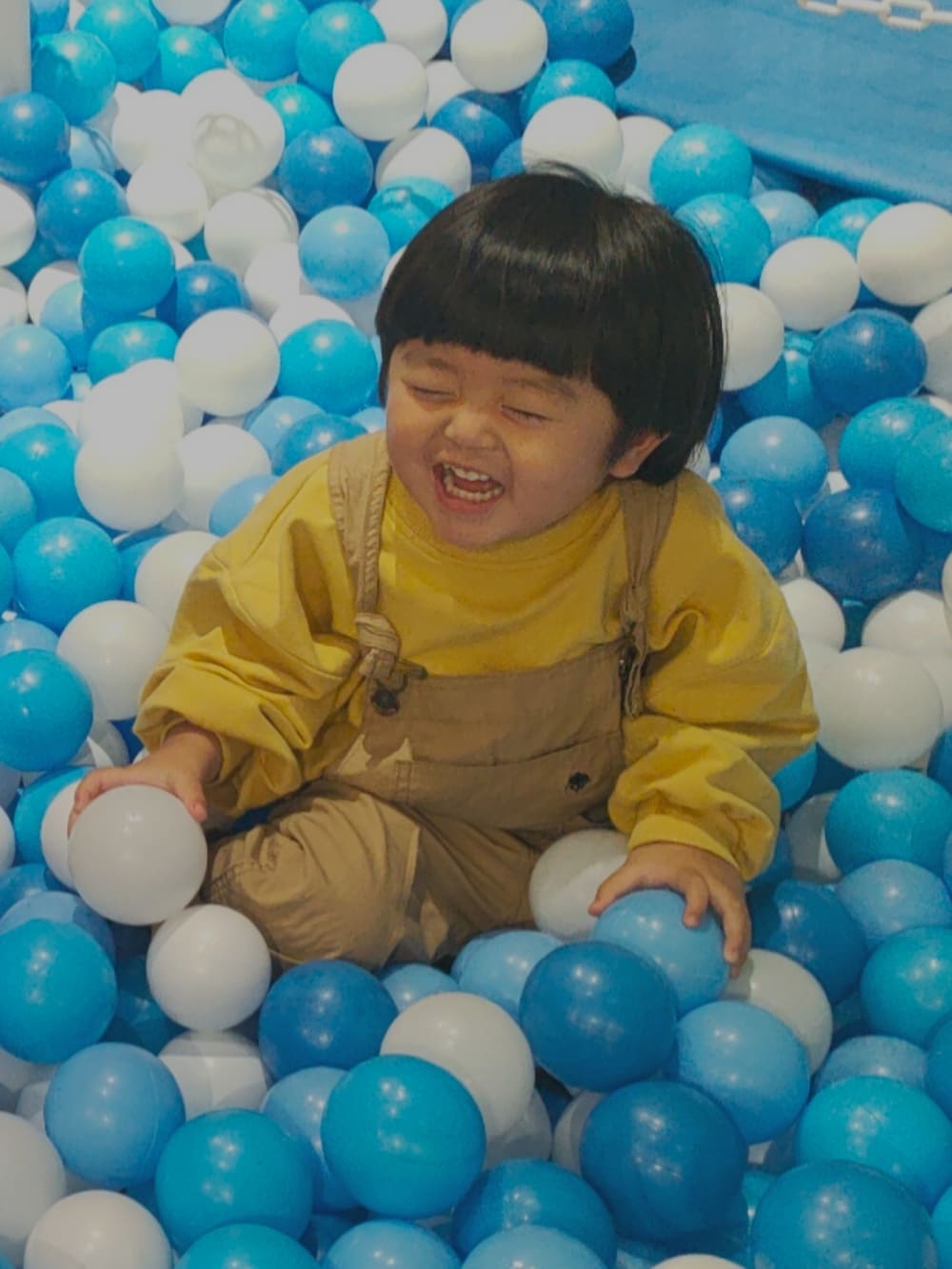 グリーン系のスウェット、グリーン系のパンツ、イエロー系のスウェットを着用したキッズの春コーディネートの2枚目の写真