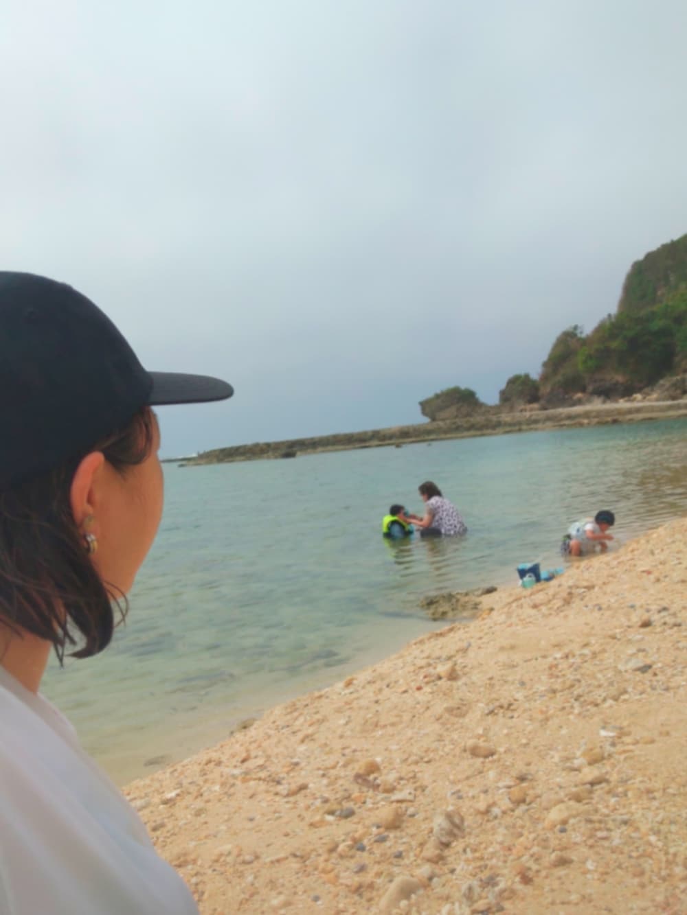 ブルー系のTシャツ/カットソー、ブラック系のサンダル、ブラック系のサンダルを着用したキッズの夏コーディネートの5枚目の写真