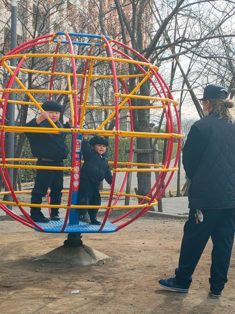 ブラック系のブルゾン、ブラック系のパンツ、ブラック系のスニーカーを着用したキッズの冬コーディネートの2枚目の写真