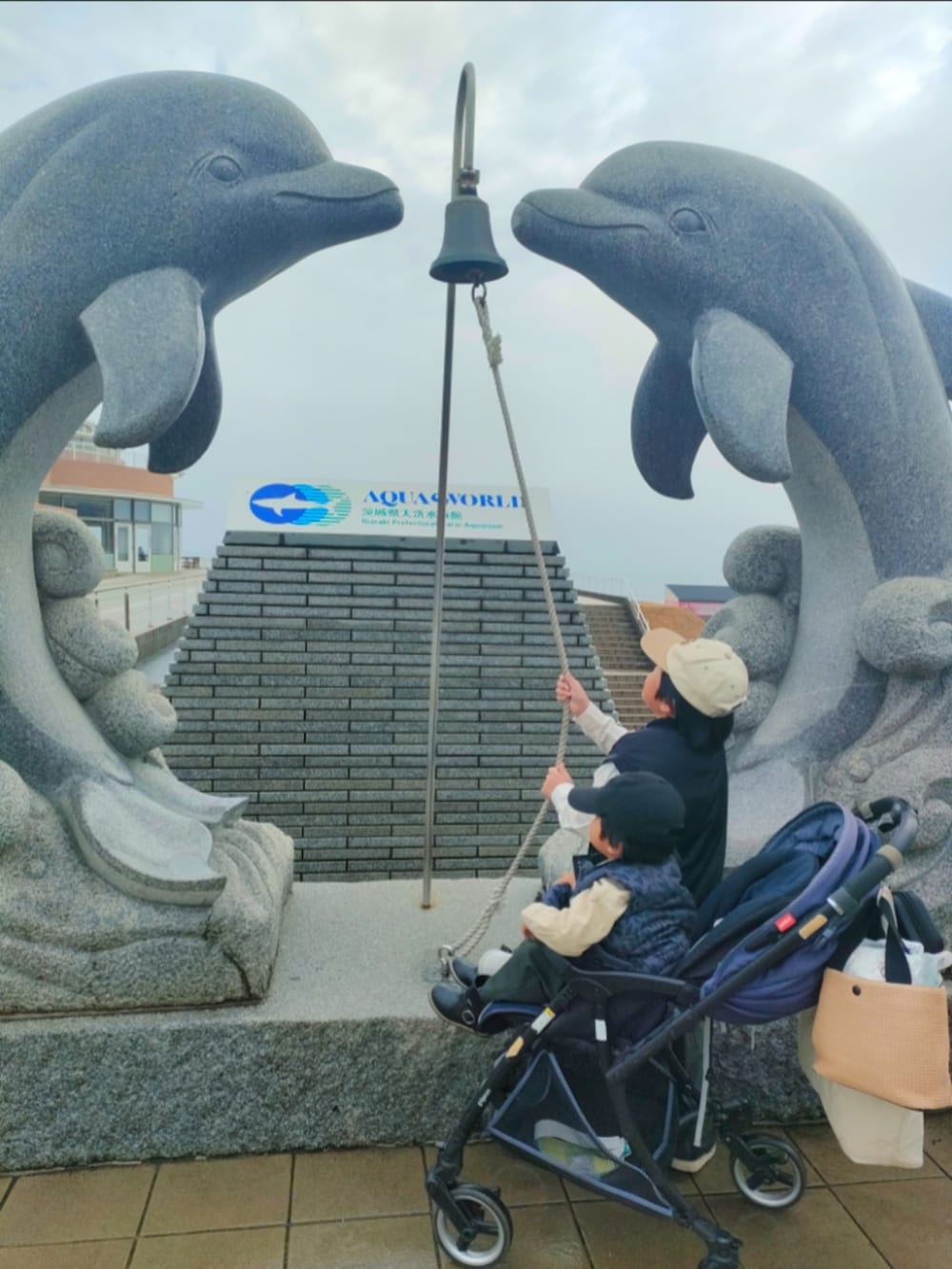 ブラック系のベスト、ベージュ系のシャツ/ブラウス、グレー系のベストを着用したキッズの冬コーディネートの2枚目の写真