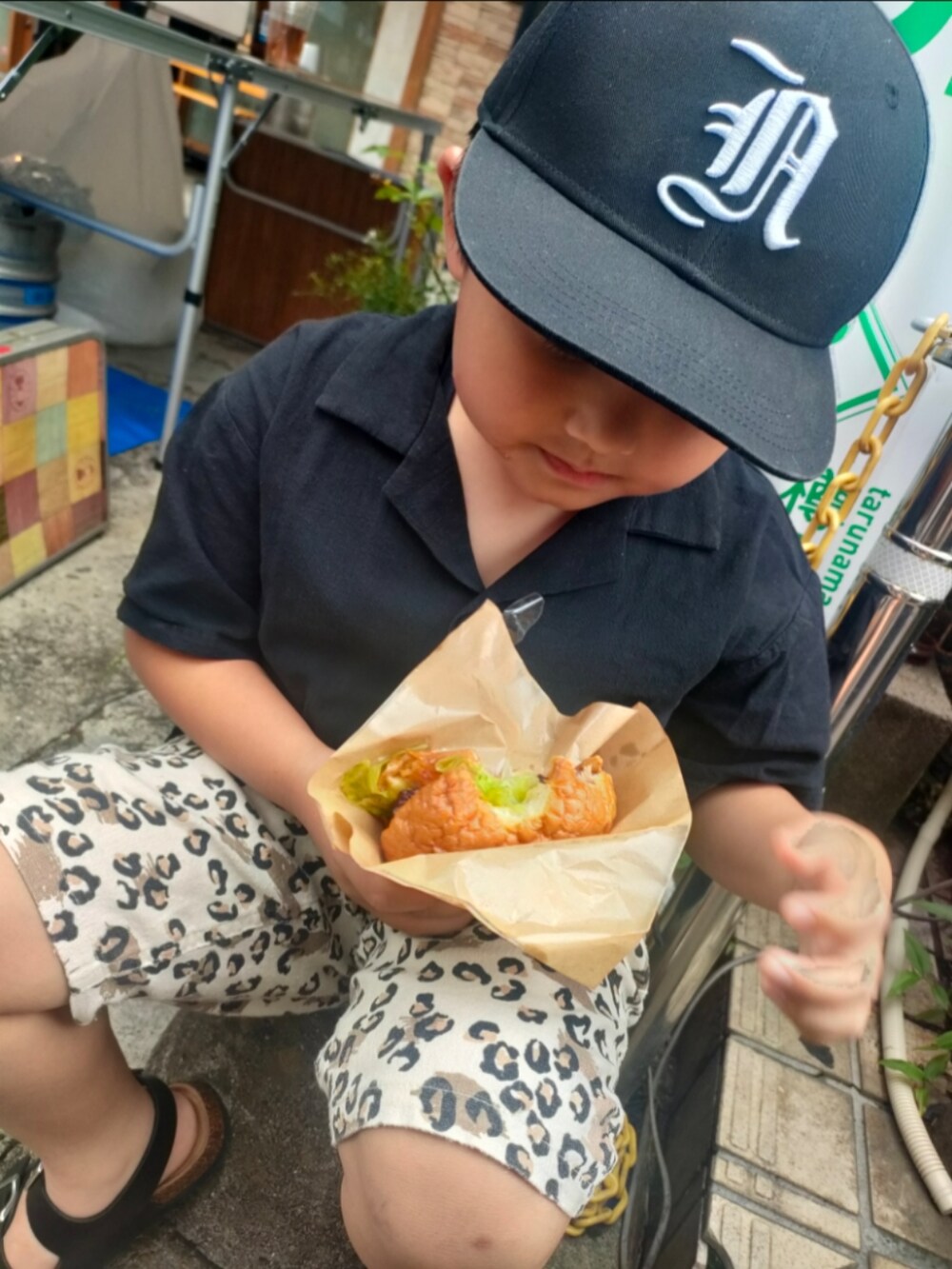 ブラック系のシャツ/ブラウス、ホワイト系のパンツ、ブラック系のサンダルを着用したキッズの夏コーディネートの2枚目の写真