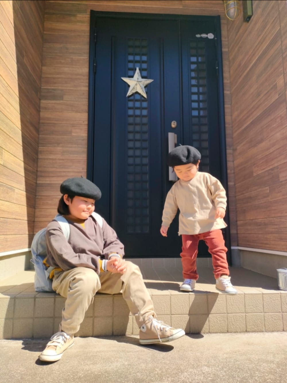 ブラウン系のスウェット、ベージュ系のパンツ、ベージュ系のスニーカーを着用したキッズの春コーディネートの2枚目の写真