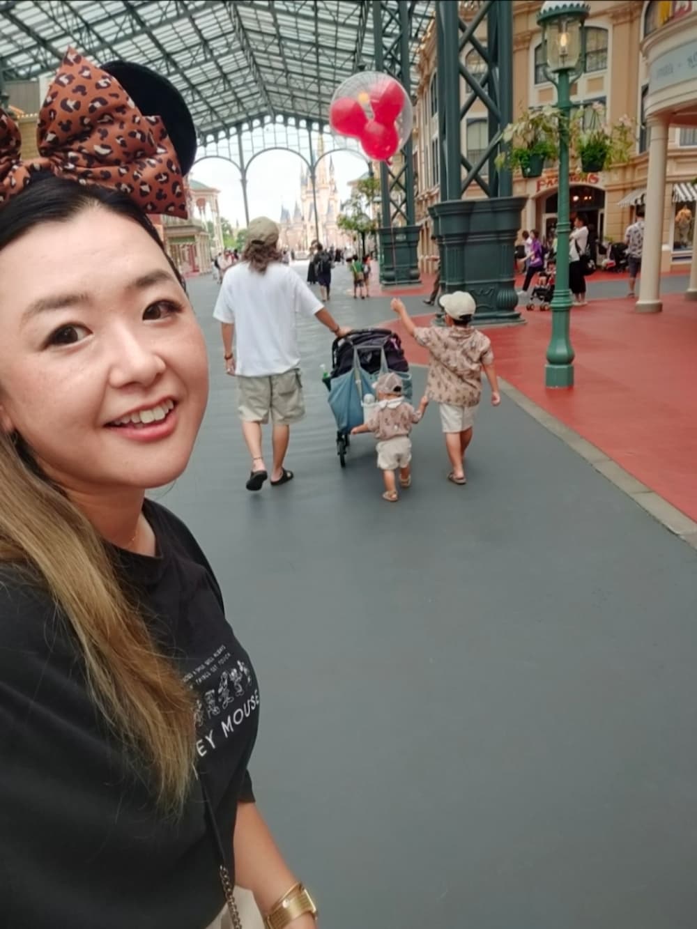 ブラウン系のシャツ/ブラウス、ベージュ系のパンツ、ブラウン系のサンダルを着用したキッズの秋コーディネートの4枚目の写真