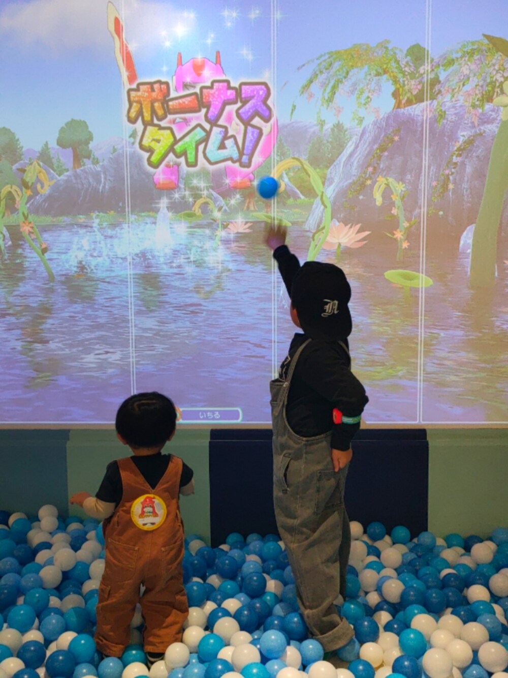 ブラック系のTシャツ/カットソー、グレー系のサロペット/オーバーオール、ブラック系のトップスを着用したキッズの春コーディネートの5枚目の写真