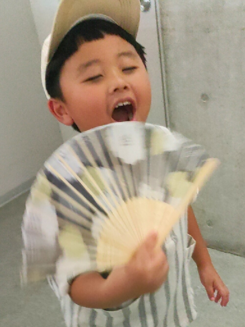 ブラウン系のサンダル、ホワイト系のシャツ/ブラウス、ホワイト系のキャップを着用したキッズの秋コーディネートの2枚目の写真