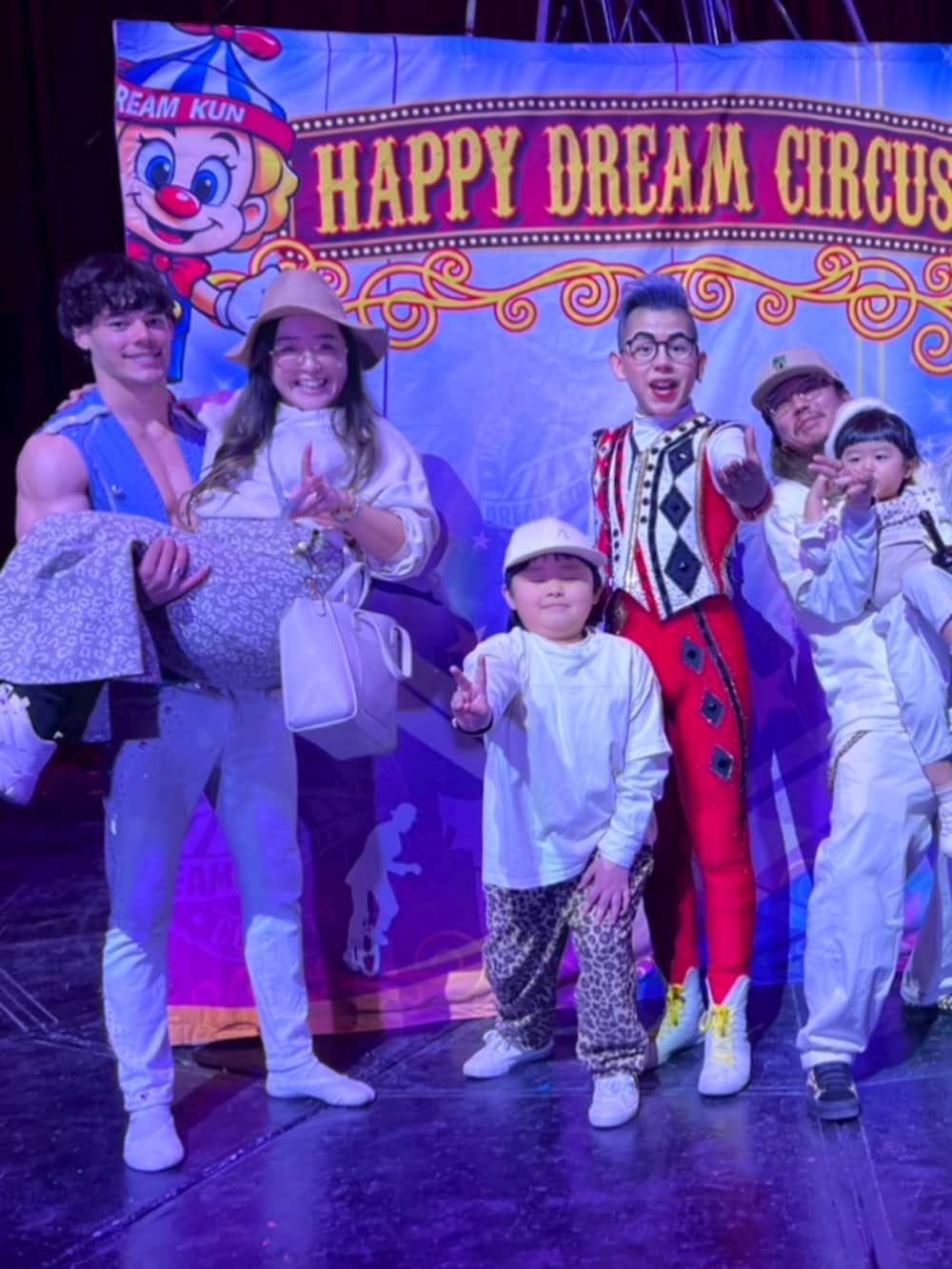 ホワイト系のTシャツ/カットソー、ベージュ系のシャツ/ブラウス、ベージュ系のその他パンツを着用したキッズの冬コーディネートの3枚目の写真