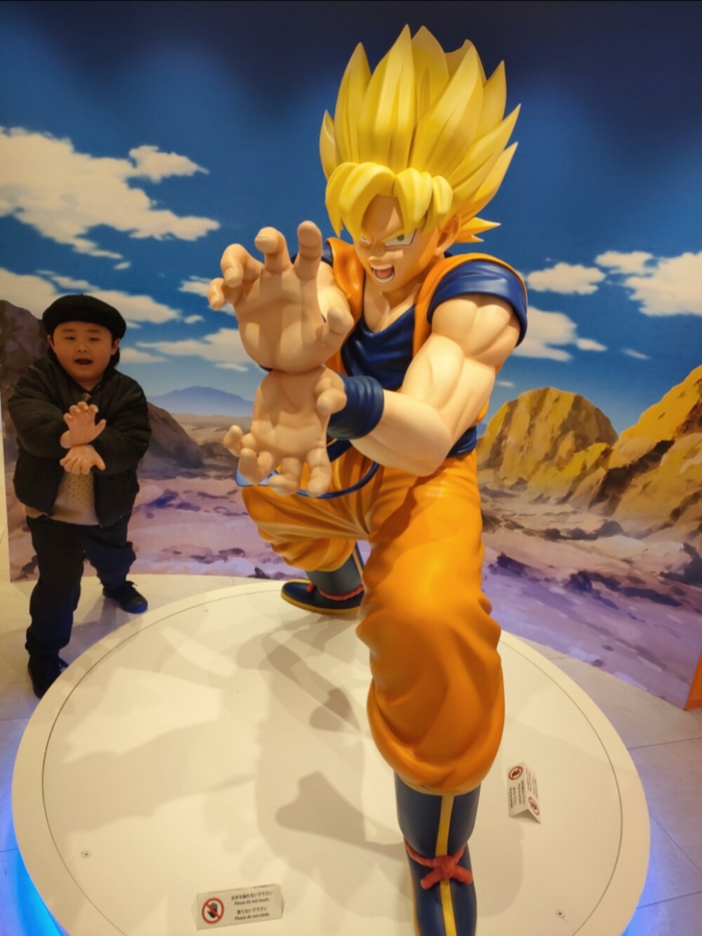 ブラック系のブルゾン、ブラック系のパンツ、ブラック系のスニーカーを着用したキッズの冬コーディネートの4枚目の写真