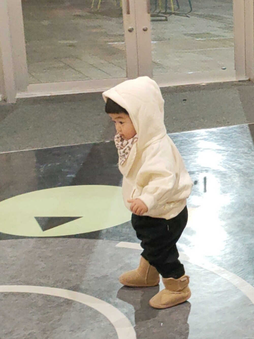 ブラック系のパンツ、ベージュ系のブーツ、ブラック系のパーカーを着用したキッズの冬コーディネートの3枚目の写真