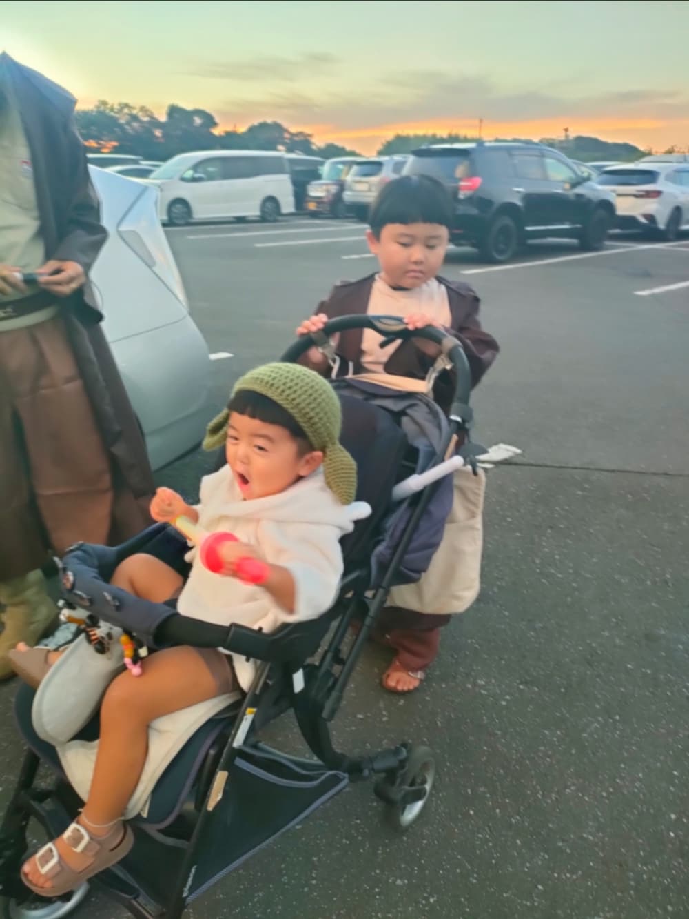 ブラウン系のパンツ、ブラウン系のサンダル、ブラウン系のママ＆ベビーを着用したキッズの秋コーディネートの3枚目の写真