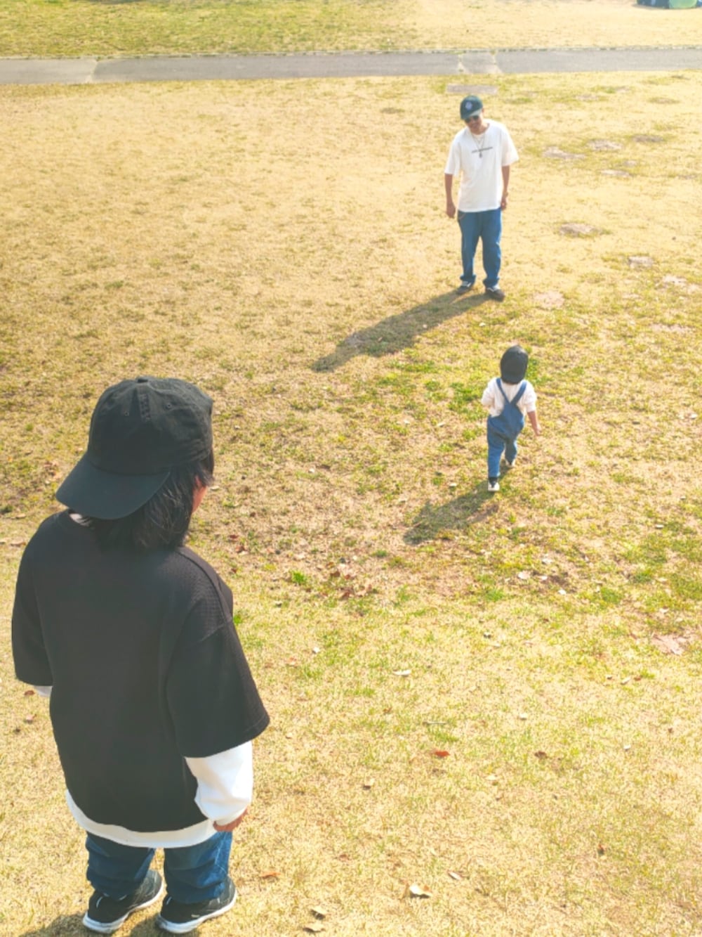 ブルー系のサロペット/オーバーオール、ホワイト系のスニーカー、ブルー系のデニムパンツを着用したキッズの春コーディネートの4枚目の写真