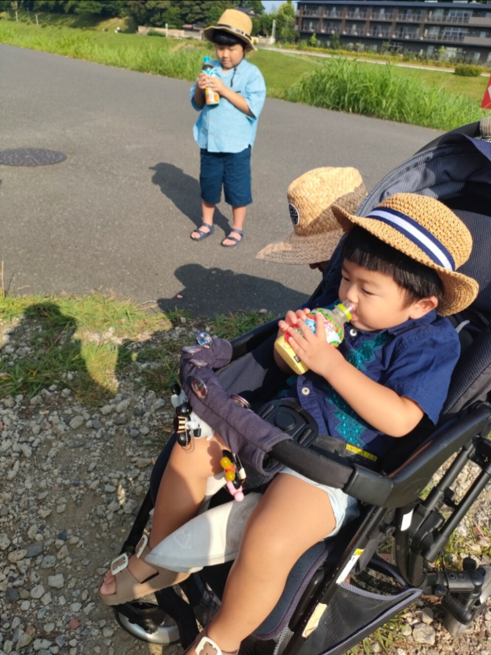 ブルー系のシャツ/ブラウス、ブルー系のパンツ、ブルー系のサンダルを着用したキッズの夏コーディネートの2枚目の写真