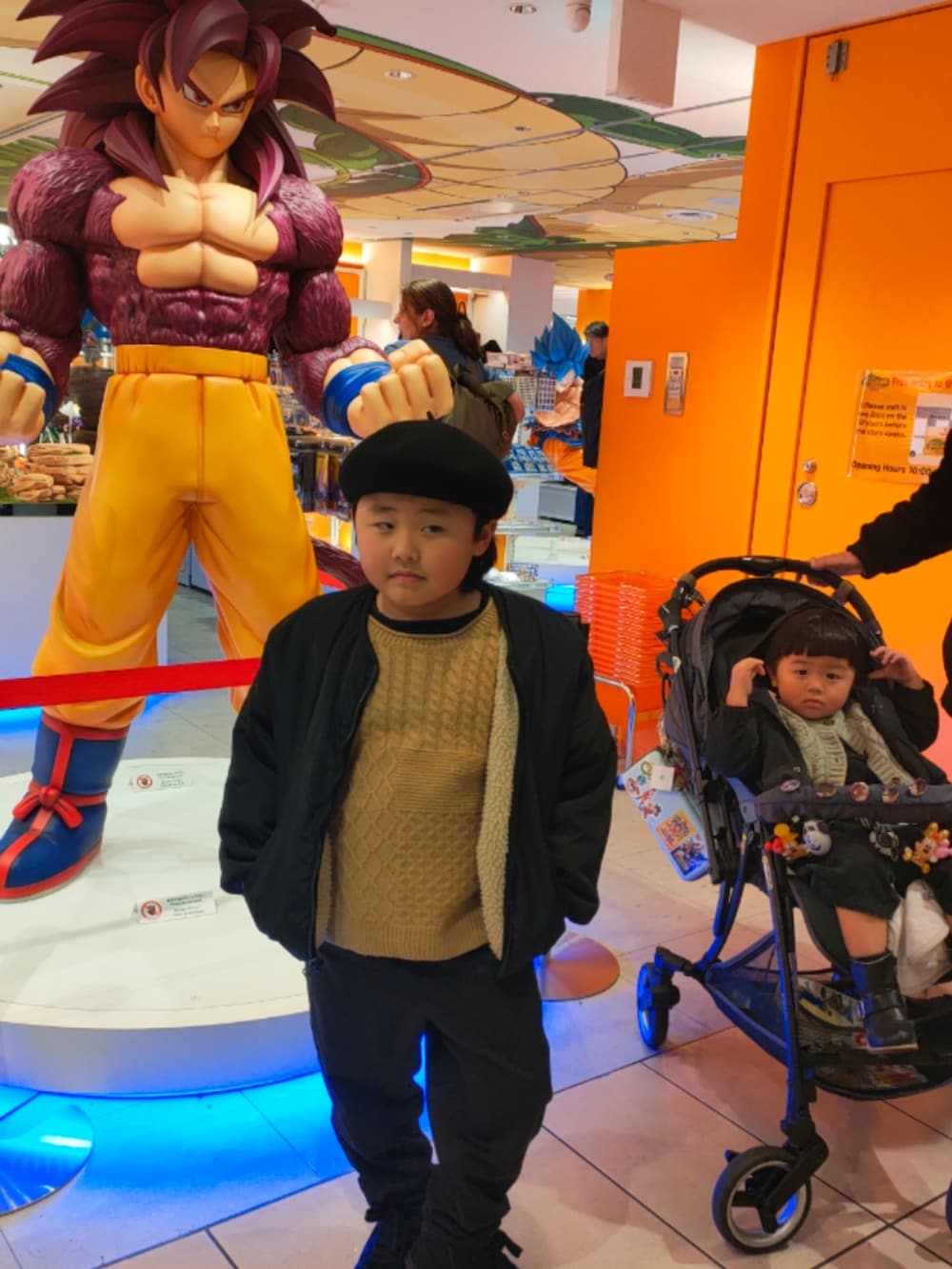 ブラック系のブルゾン、ブラック系のパンツ、ブラック系のスニーカーを着用したキッズの冬コーディネートの3枚目の写真