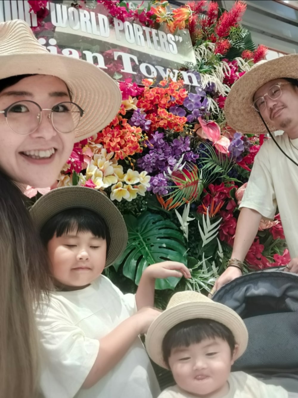 ホワイト系のTシャツ/カットソー、ブラック系のサンダル、ベージュ系のセットアップを着用したキッズの夏コーディネートの5枚目の写真