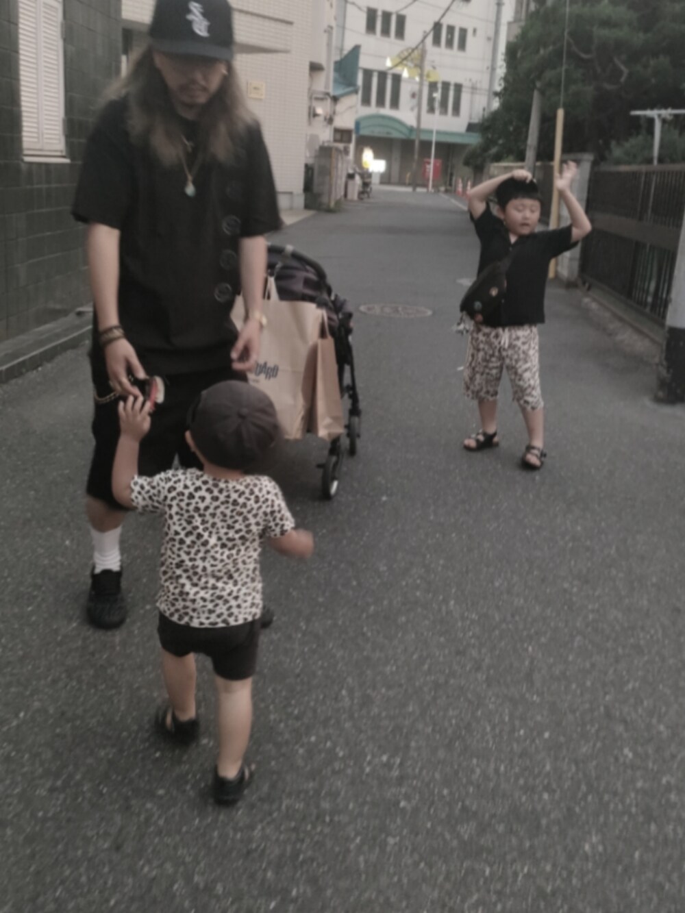 ブラック系のシャツ/ブラウス、ホワイト系のパンツ、ブラック系のサンダルを着用したキッズの夏コーディネートの4枚目の写真