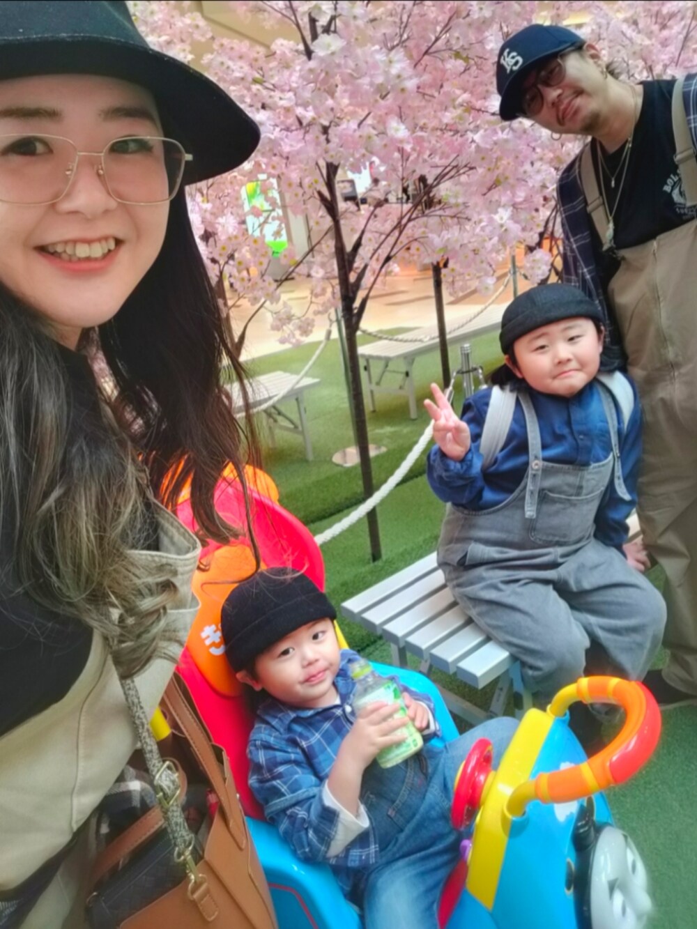 ブルー系のシャツ/ブラウス、ブルー系のサロペット/オーバーオール、グレー系のブーツを着用したキッズの春コーディネートの5枚目の写真