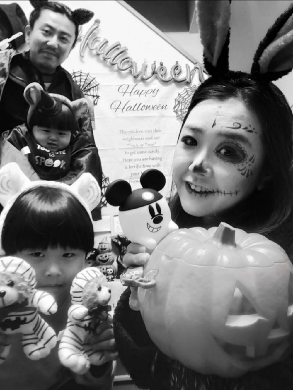 ブラック系のスタイ/よだれかけを着用したキッズの秋コーディネートの5枚目の写真