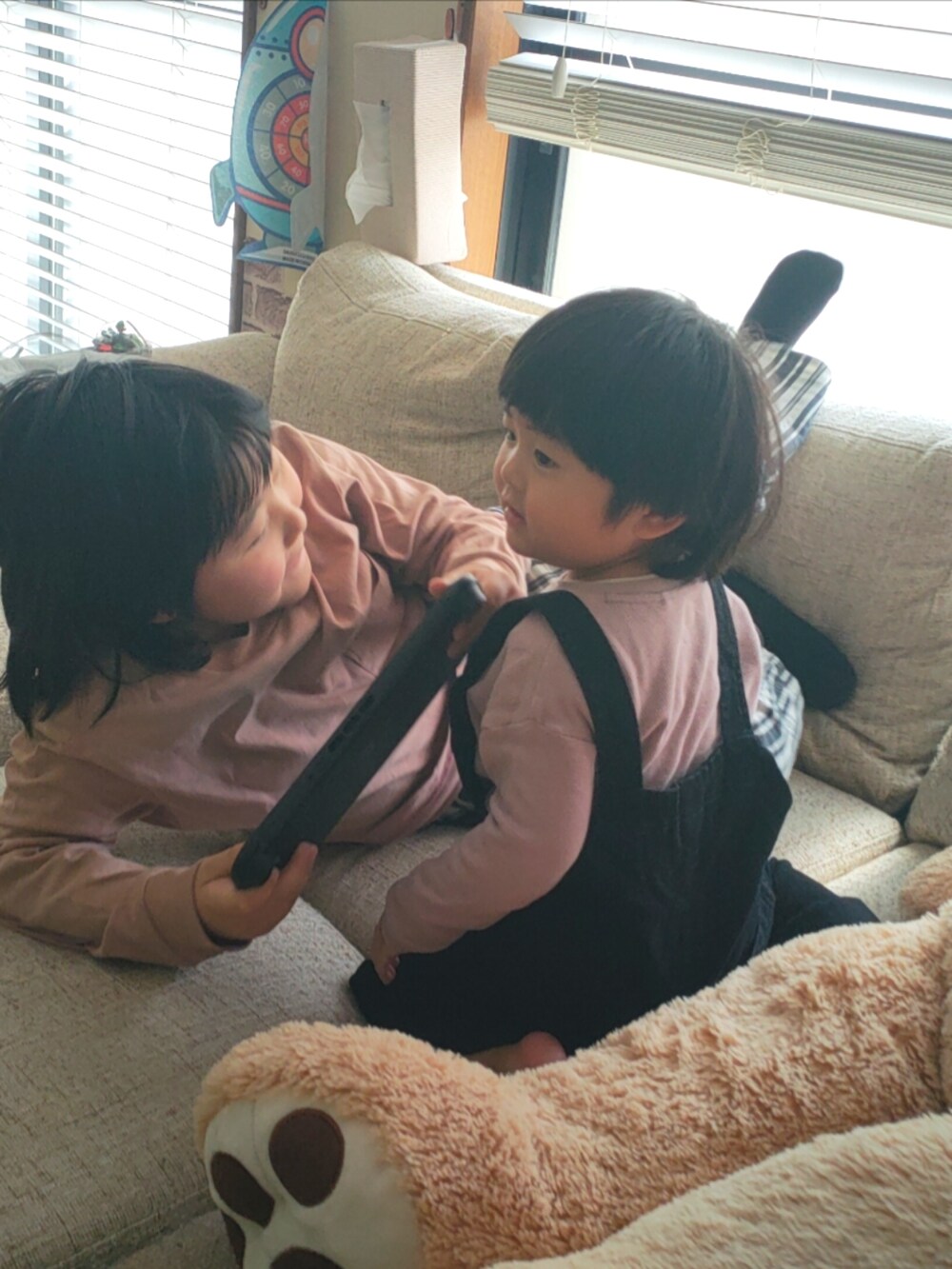 ピンク系のTシャツ/カットソー、ブラック系のその他パンツ、ピンク系のTシャツ/カットソーを着用したキッズの春コーディネートの4枚目の写真